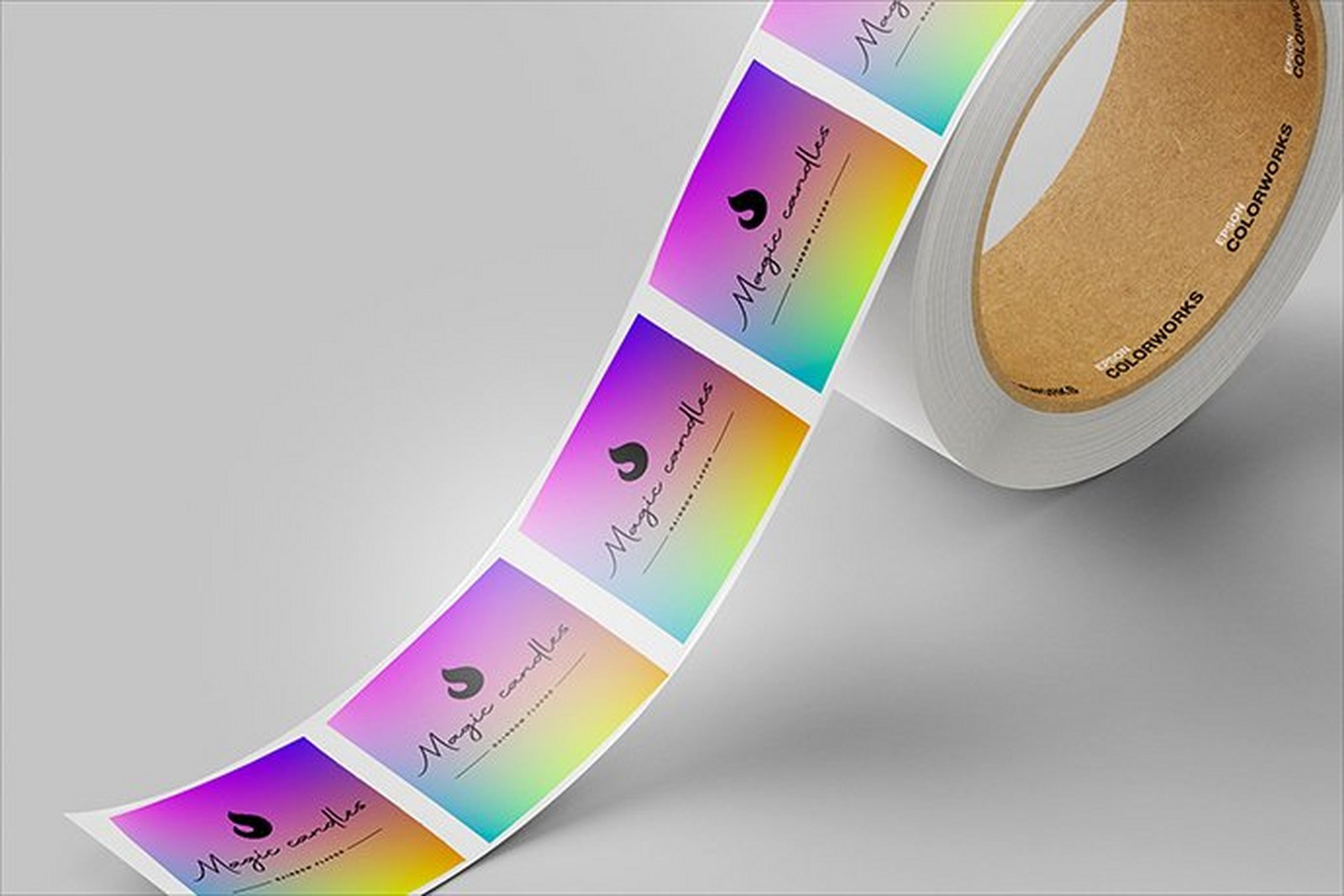 Stanowisko pakowania z drukarką Epson ColorWorks i laptopem, obok kartony z naklejonymi kolorowymi etykietami wysyłkowymi