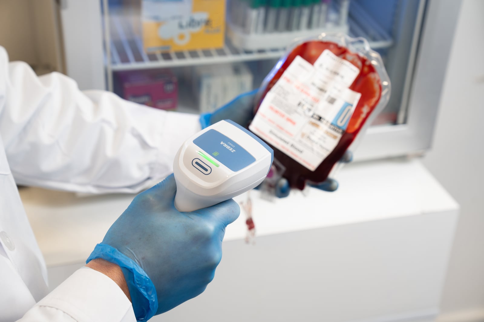 Laboratorium — znakowanie próbek i worków z krwią