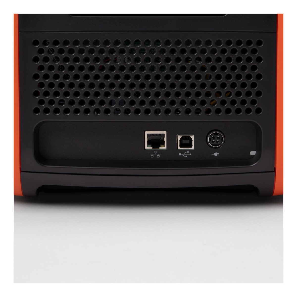 Tył — Ethernet, USB-B i gniazdo zasilania