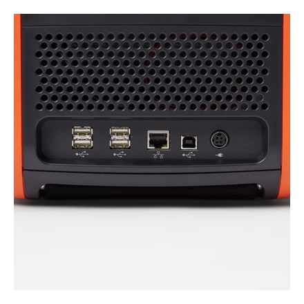 Tył — cztery porty USB-A, Ethernet, USB-B i gniazdo zasilania