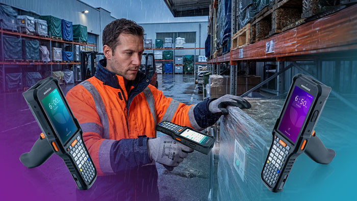 Magazynier w kurtce odblaskowej owija paletę folią w hali z otwartą bramą podczas deszczu, po bokach rendery terminali Datalogic Falcon X60 i X65