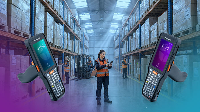 Magazyn wysokiego składowania z operatorką przy regale, w tle wózek widłowy; po bokach rendery terminali Datalogic Skorpio X40 i X45 z rękojeścią pistoletową