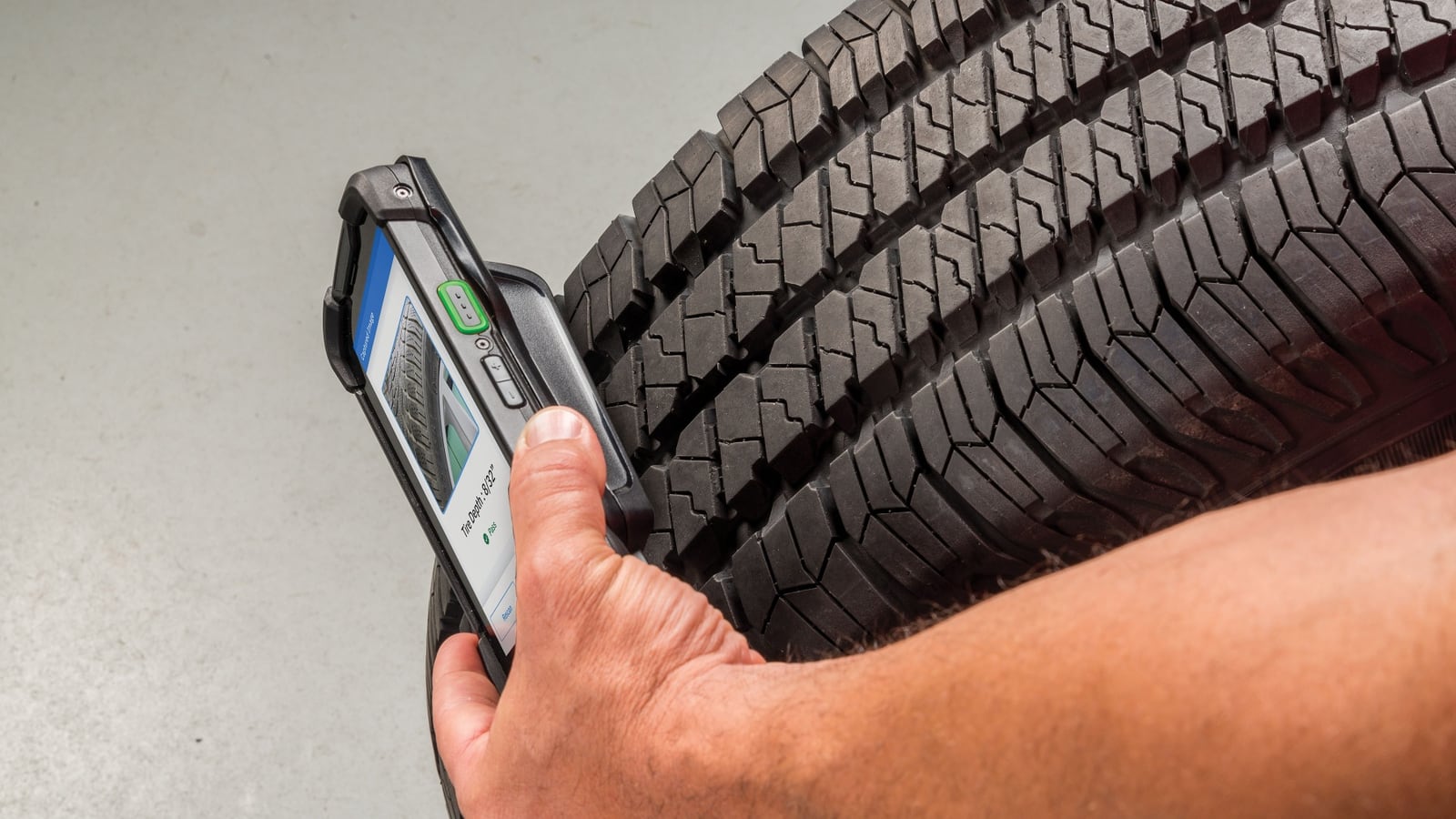 Pracownik serwisu skanuje bieżnik opony terminalem Zebra TC78 z modułem Zebra Tread Intel