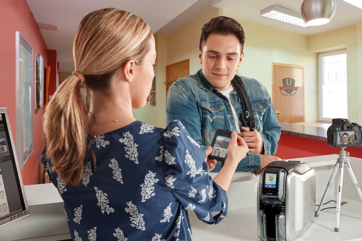 Recepcja — identyfikator gościa wydawany na miejscu